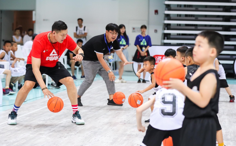 8月2日，众辉体育主办的NYBO·中国人寿2017-2018青少年篮球公开赛在苏州高新区文体中心完美落幕。比赛之余，由NBA球员路·威廉姆斯领衔的星导师团队在B-Star训练营上给小球员们带来了专业的技战术指导