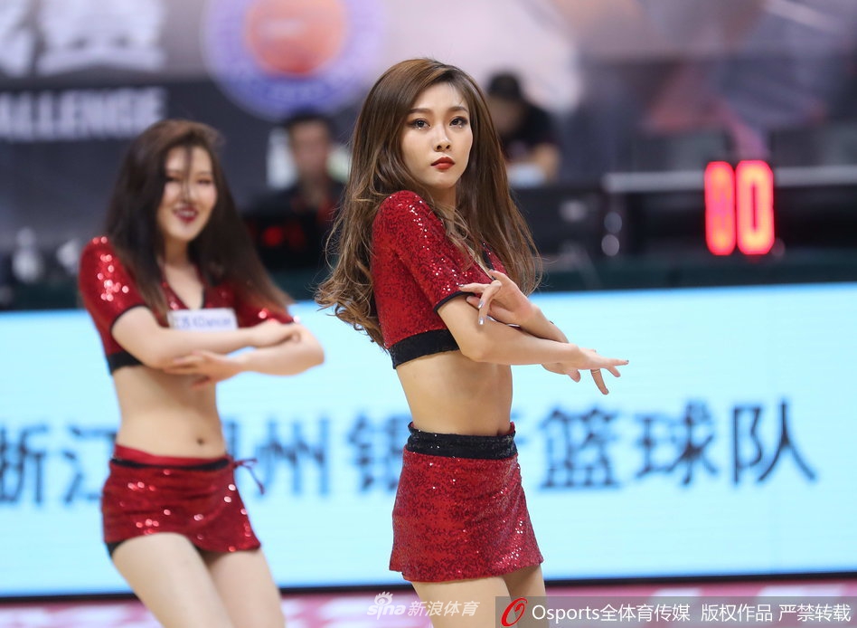 8月3日，2018年CBA夏季联赛：浙江稠州银行vs江苏肯帝亚 篮球宝贝热舞秀“中国风” 。