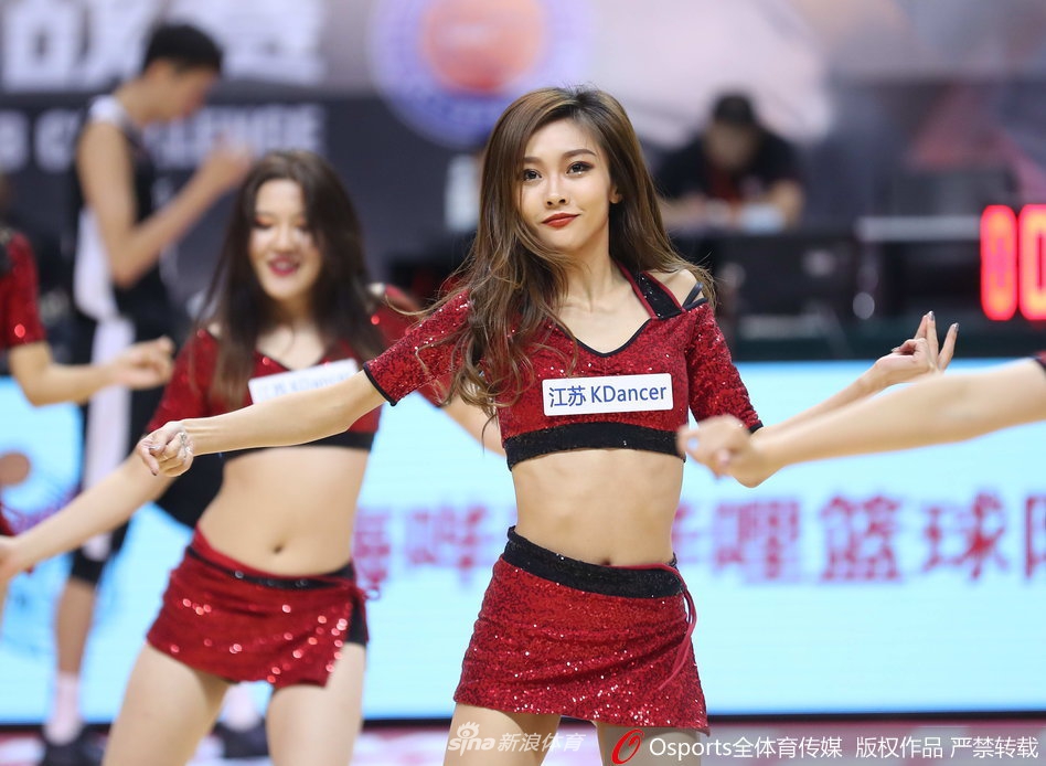 8月3日，2018年CBA夏季联赛：浙江稠州银行vs江苏肯帝亚 篮球宝贝热舞秀“中国风” 。