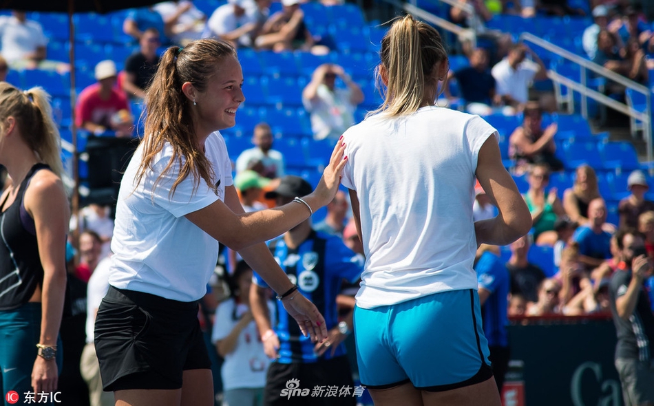 北京时间8月6日，加拿大蒙特利尔，2018年WTA罗杰斯杯前瞻，众星出席活动踢足球，斯维托丽娜、梅拉德诺维奇和卡萨金娜等人出席。