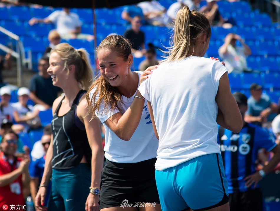 北京时间8月6日，加拿大蒙特利尔，2018年WTA罗杰斯杯前瞻，众星出席活动踢足球，斯维托丽娜、梅拉德诺维奇和卡萨金娜等人出席。