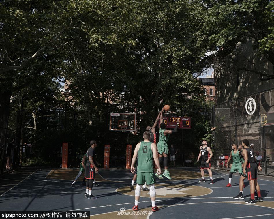 当地时间2918年8月5日，美国纽约曼哈顿，West 4th Street鸟笼球场上演经典街头赛（West 4th Street Pro Classic）。