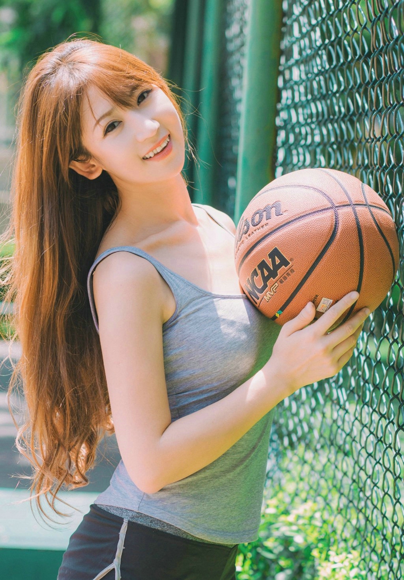 阳光下的棒球帽篮球美女彰显活力。