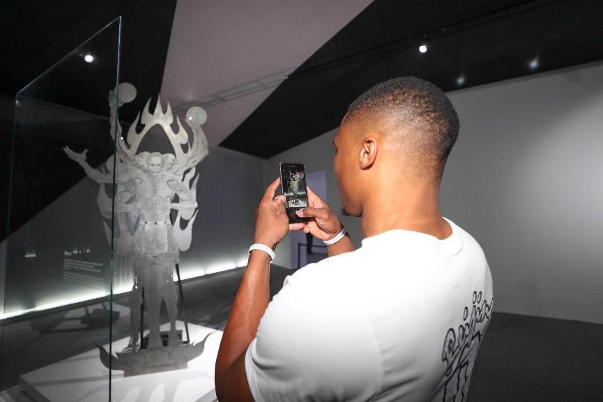 以“三头六臂”形象展现威斯布鲁克赛场全能表现的雕塑“3D King”成功吸引注意。