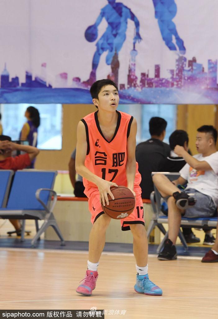 2018年8月13日，合肥代表队（橘色）和淮南代表队的球员在比赛中。