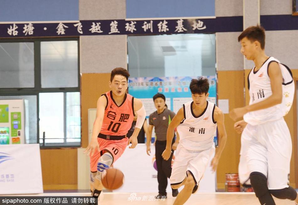 2018年8月13日，合肥代表队（橘色）和淮南代表队的球员在比赛中。