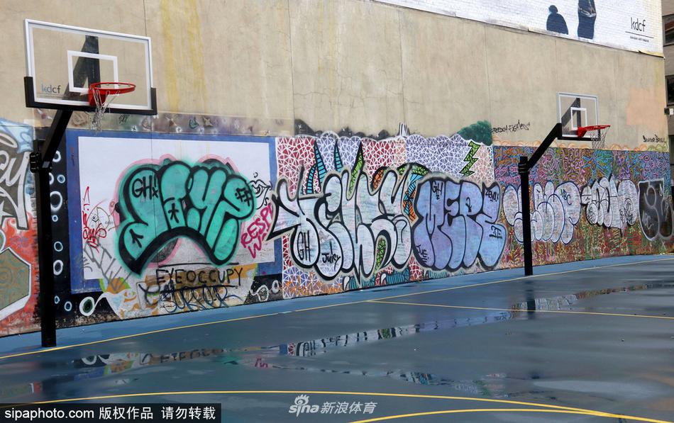 当地时间2018年8月12日，美国纽约，走近纽约East 12th街道社区学校（The East Side Community School）篮球场，超酷涂鸦色彩斑斓。