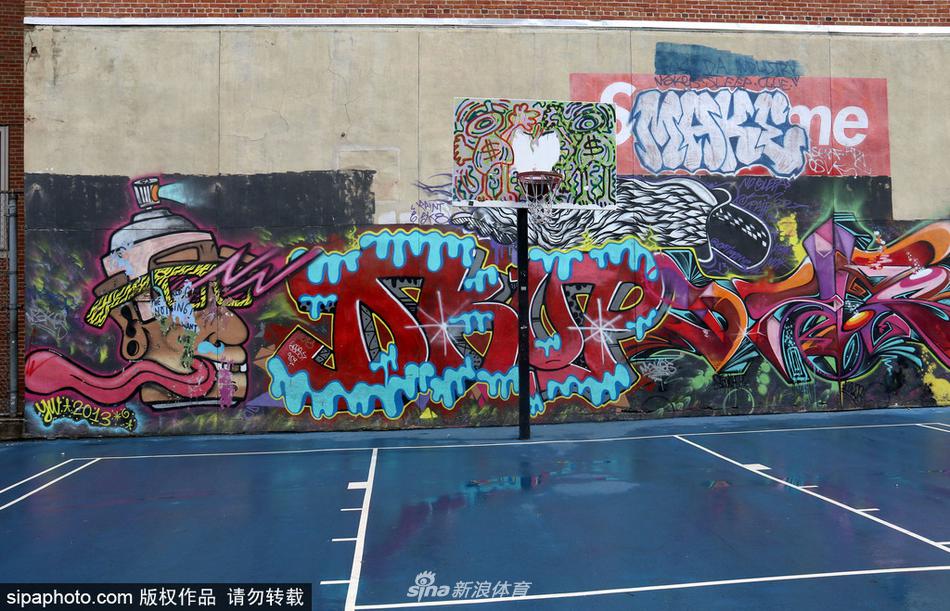当地时间2018年8月12日，美国纽约，走近纽约East 12th街道社区学校（The East Side Community School）篮球场，超酷涂鸦色彩斑斓。
