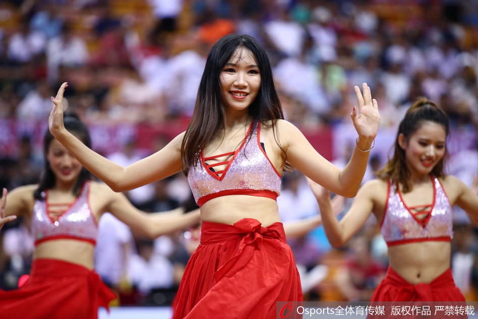 2018年8月15日，2018年斯坦科维奇杯洲际篮球赛：中国男篮蓝队vs芬兰，篮球宝贝热舞助阵。