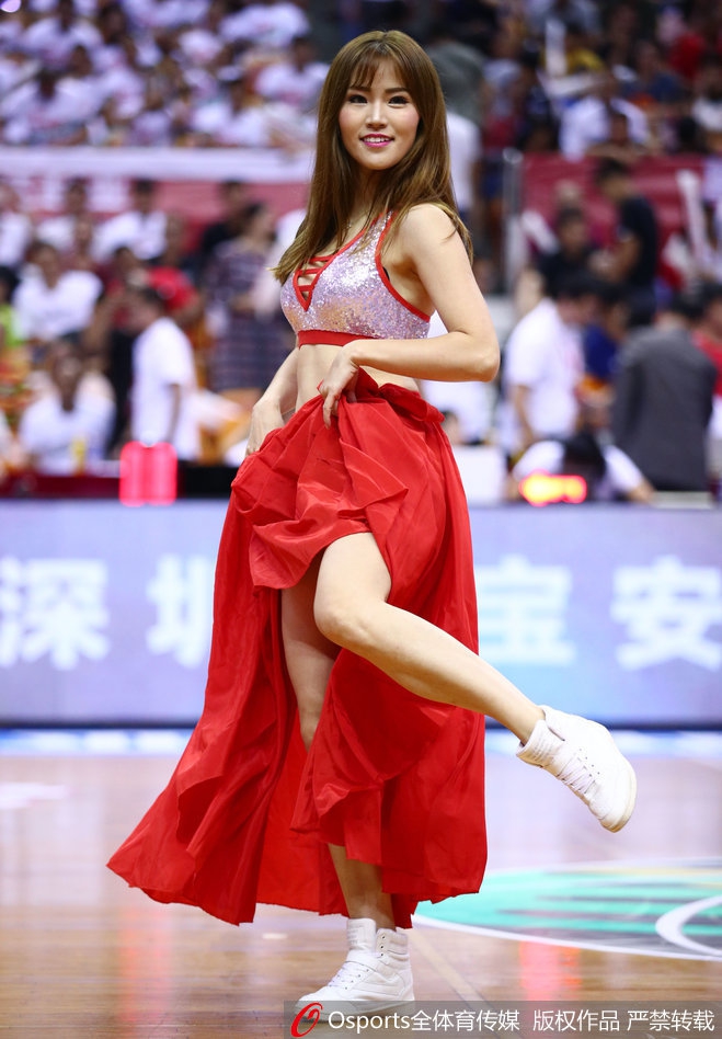 2018年8月15日，2018年斯坦科维奇杯洲际篮球赛：中国男篮蓝队vs芬兰，篮球宝贝热舞助阵。