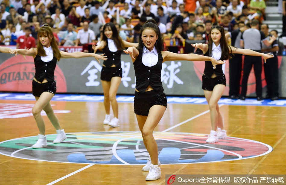 2018年8月16日，2018年斯坦科维奇杯洲际篮球赛：中国男篮红队vs克罗地亚，篮球宝贝热舞助威。