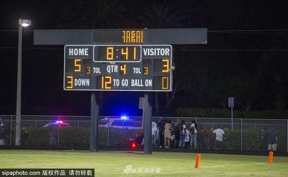 当地时间2018年8月17日，美国，佛罗里达州西棕榈滩以西的惠灵顿村学校美式足球比赛期间发生枪击案，两人中枪受伤送院，体育场内人员已被疏散。