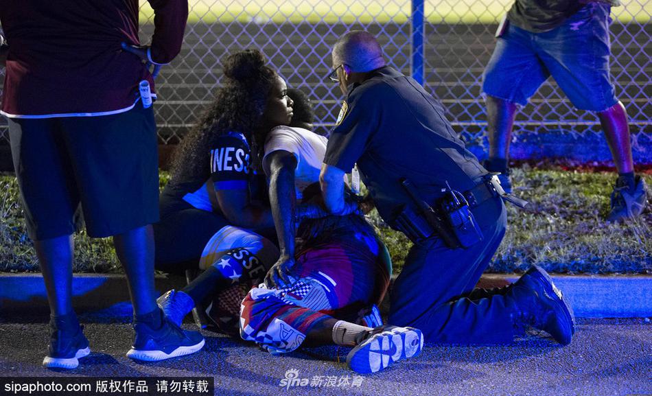 当地时间2018年8月17日，美国，佛罗里达州西棕榈滩以西的惠灵顿村学校美式足球比赛期间发生枪击案，两人中枪受伤送院，体育场内人员已被疏散。