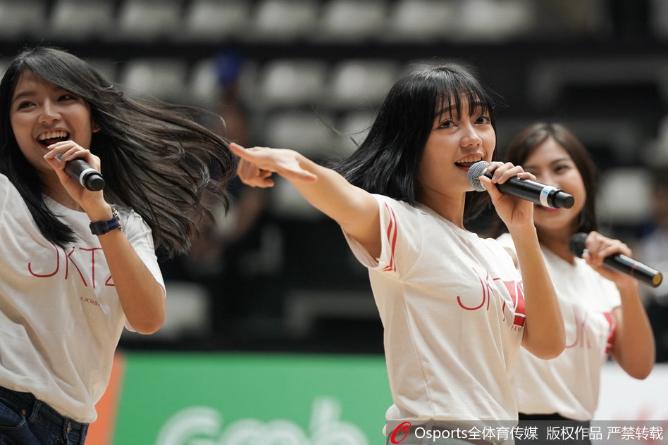 2018年8月20日，2018年雅加达亚运会：篮球赛场印尼美少女组合JKT48奉献精彩表演。