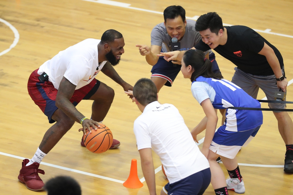 北京时间8月25-26日，洛杉矶湖人球员勒布朗-詹姆斯空降上海，开启2018中国行。詹皇化身篮球导师，向年轻一代传递运动力量。