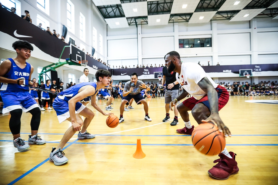 北京时间8月25-26日，洛杉矶湖人球员勒布朗-詹姆斯空降上海，开启2018中国行。詹皇化身篮球导师，向年轻一代传递运动力量。