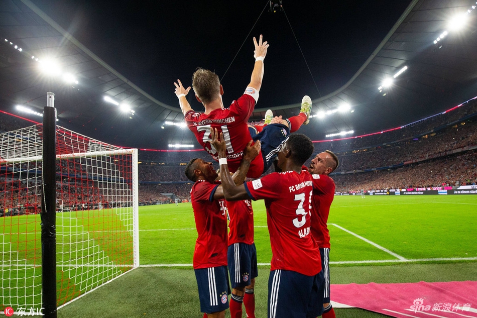 北京时间8月29日凌晨02:30，德国著名球星施魏因斯泰格，,跟随美国芝加哥火焰队回到了曾奉献13年青春的慕尼黑，与拜仁进行了一场友谊赛，同时也是他本人的告别纪念赛。