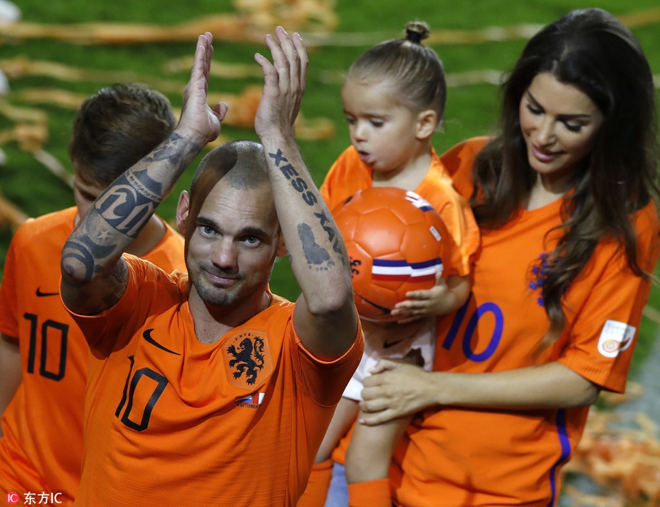 荷兰阿姆斯特丹，足球友谊赛，荷兰2-1秘鲁。斯内德告别赛，小儿子古灵精怪好可爱。
