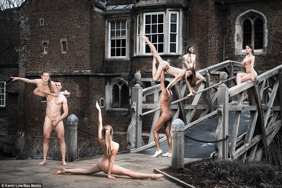剑桥运动员拍摄全裸照片 制作日历筹集资金用于慈善事业