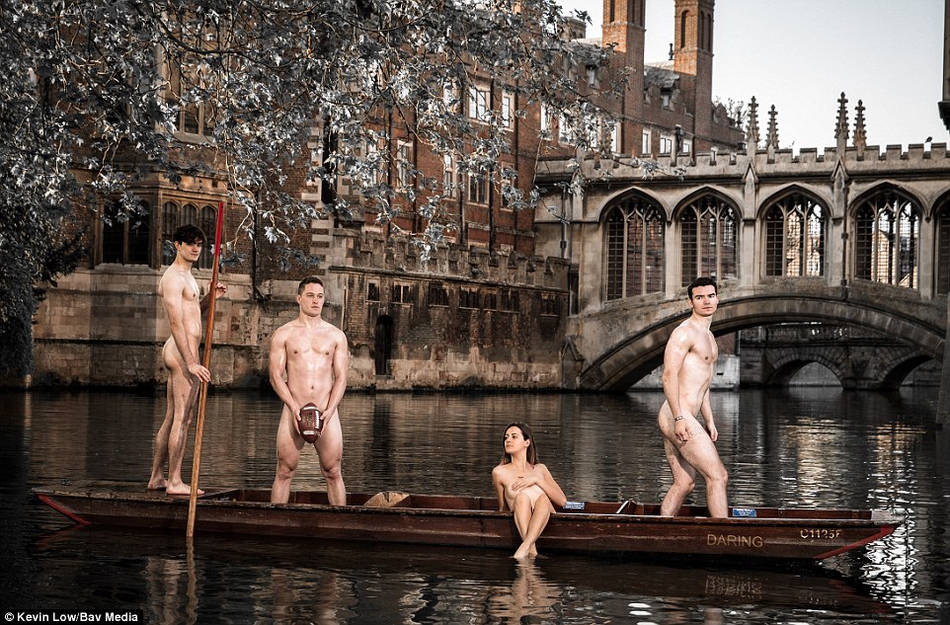 剑桥运动员拍摄全裸照片 制作日历筹集资金用于慈善事业
