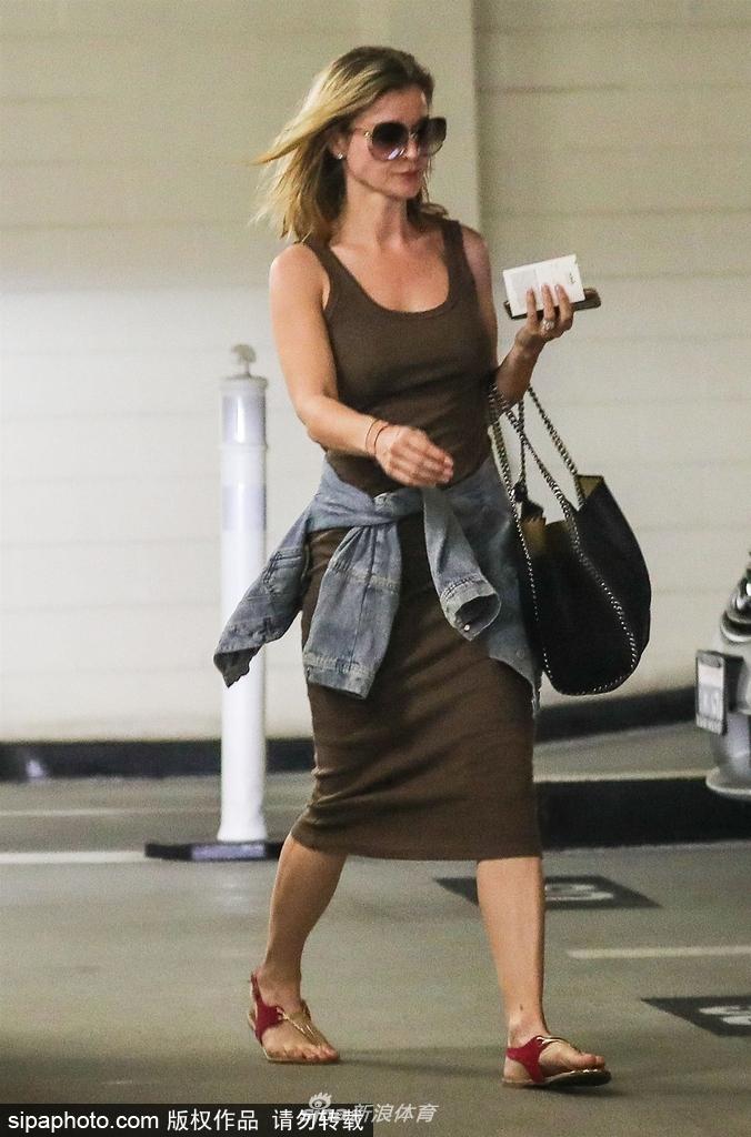 当地时间2018年9月15日，美国洛杉矶，足球宝贝乔安娜·克鲁帕（Joanna Krupa）出街购物，前凸后翘身材火辣。
