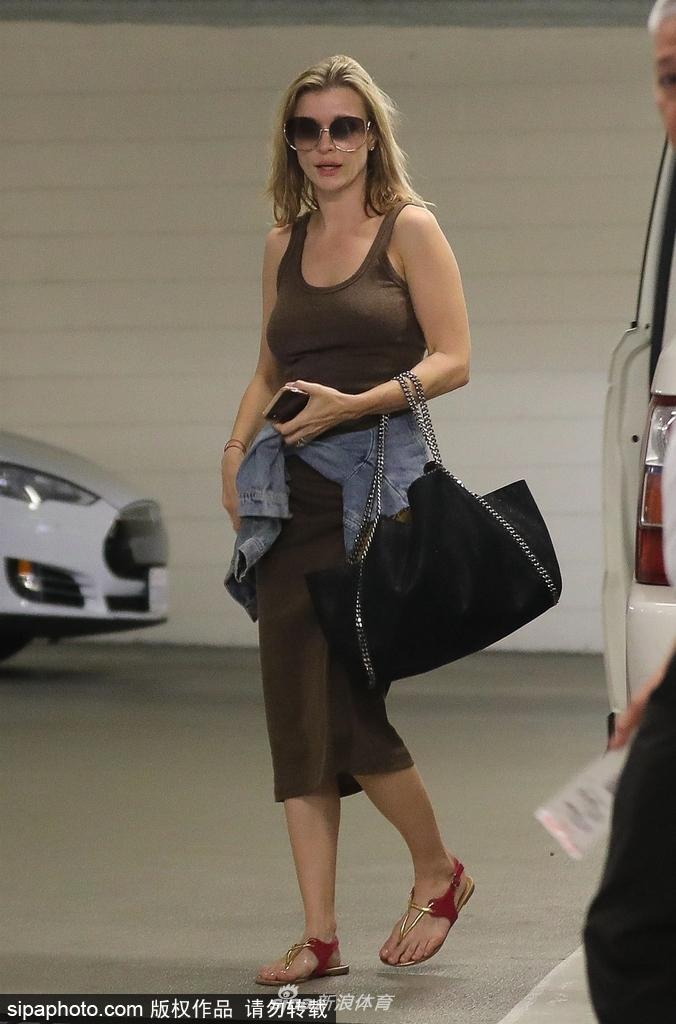 当地时间2018年9月15日，美国洛杉矶，足球宝贝乔安娜·克鲁帕（Joanna Krupa）出街购物，前凸后翘身材火辣。