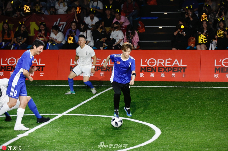 2018年9月20日，北京，鹿晗亮相欧莱雅男士型男足球友谊赛。