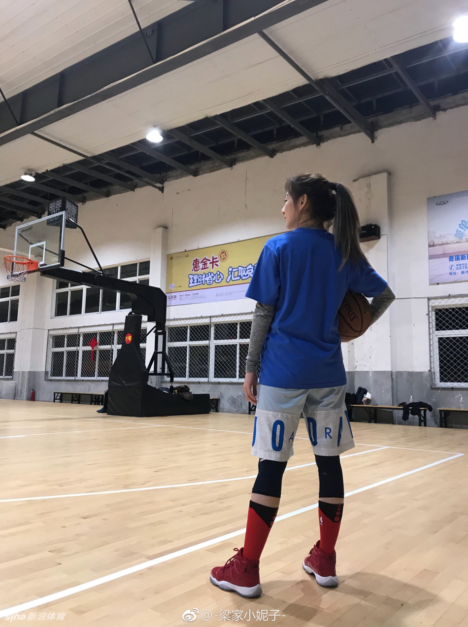 @-梁家小妮子- 是深圳大学研究生女子篮球队Knight的一员，球技这么好的学霸小姐姐，你想和她一起打球嘛？10月7日-9日，3X3黄金联赛全国总决赛，看她在球场上全力出击！