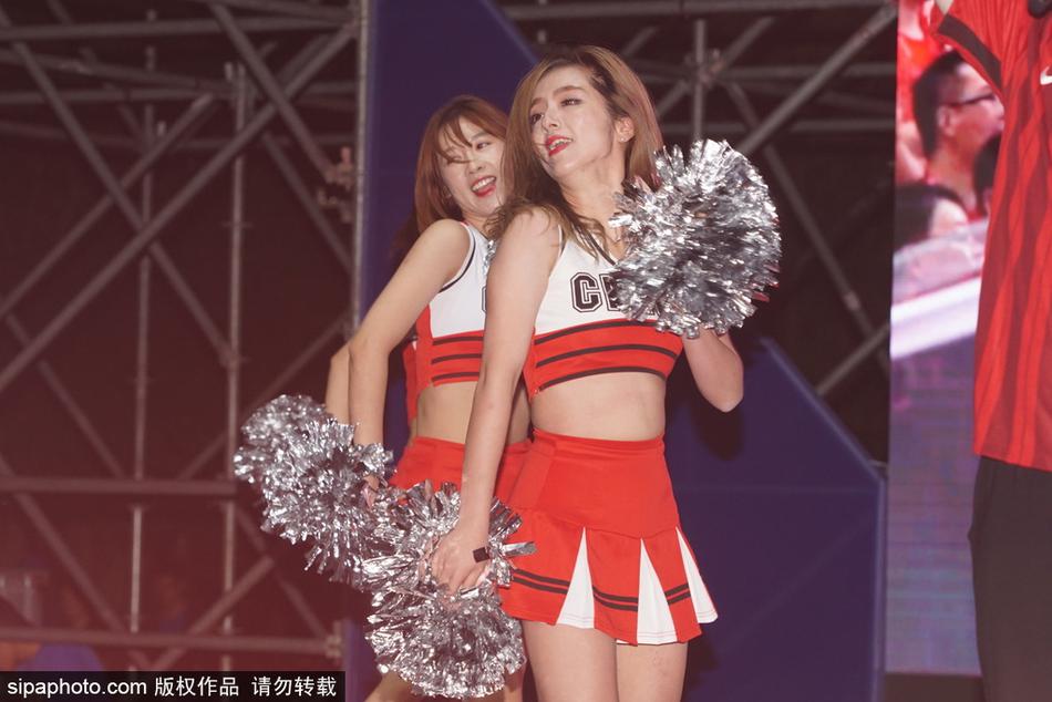 2018年10月2日，上海，2018年上汽荣威狂欢夜，足球宝贝性感热舞。
