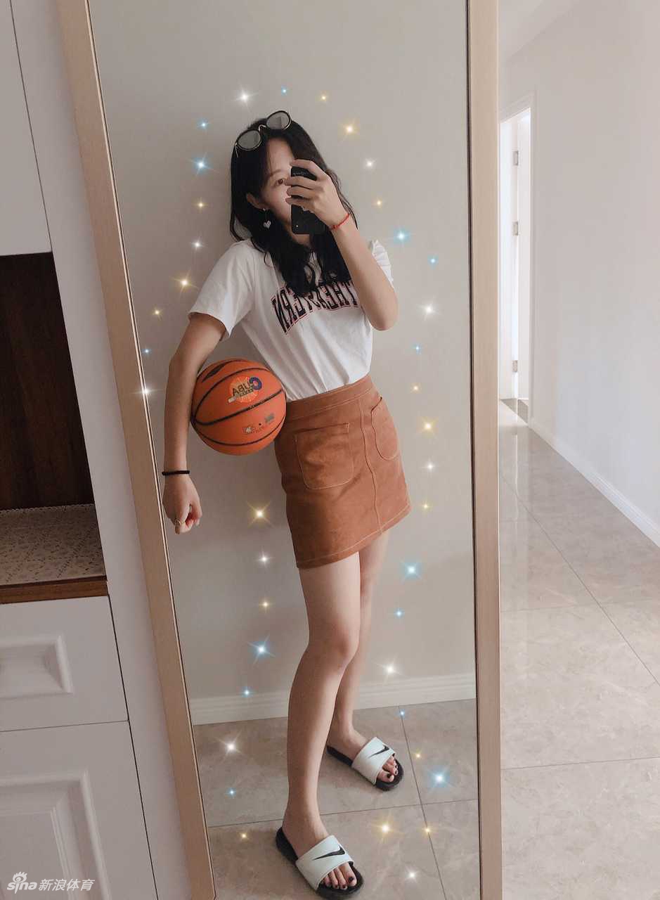 @马嘉悦_16 是一位长相清纯可爱又喜欢篮球的小萌妹，不要被她的可爱外表迷惑，她可是一位相当有实力的篮球高手！好想做她的男朋友！