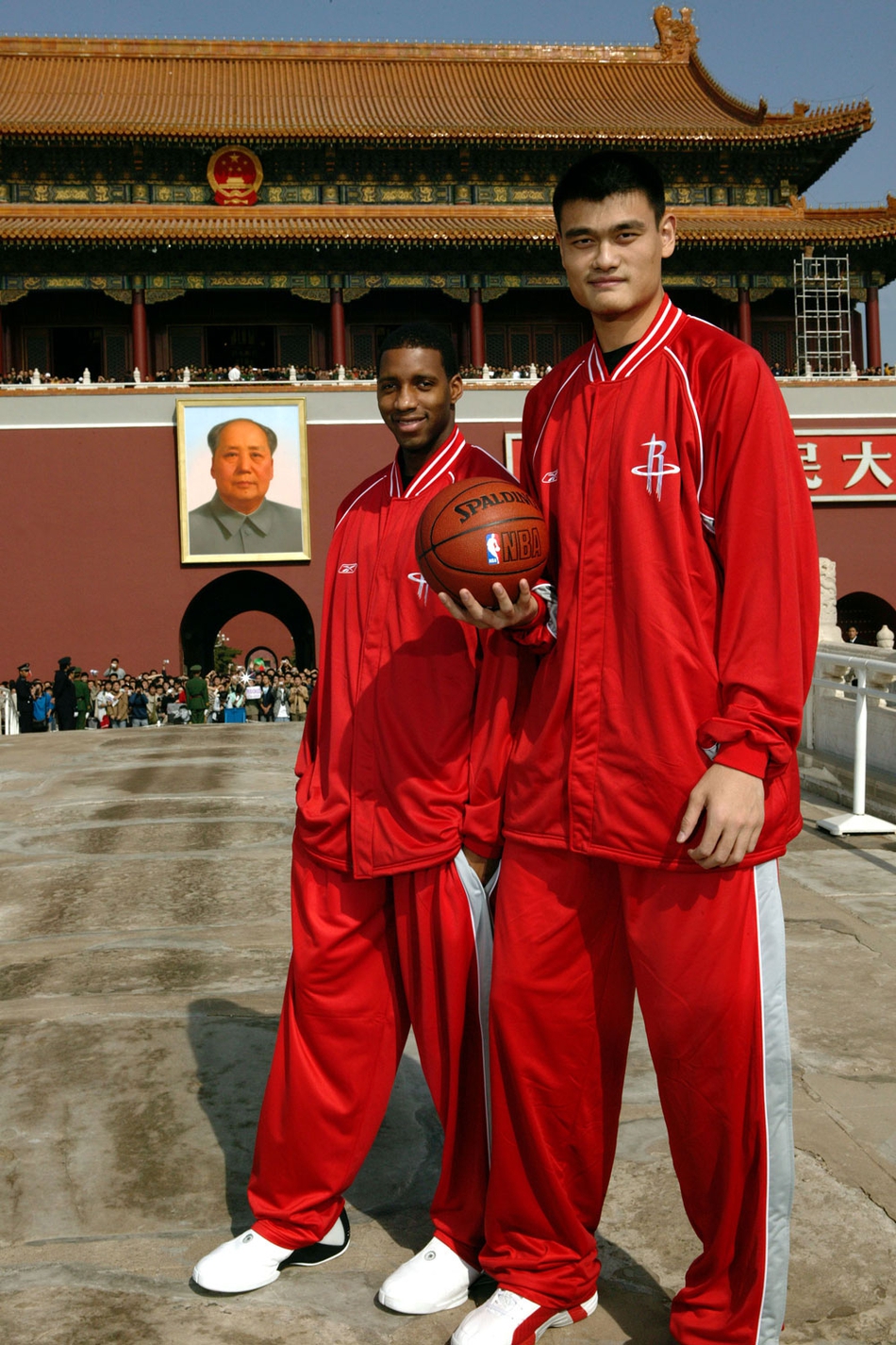 2、2004：姚麦合影天安门；2004年麦蒂转投火箭，这也是姚麦组合首次在正式比赛中携手出战。而他俩也在北京天安门前留下了一张被后世奉为经典的照片。