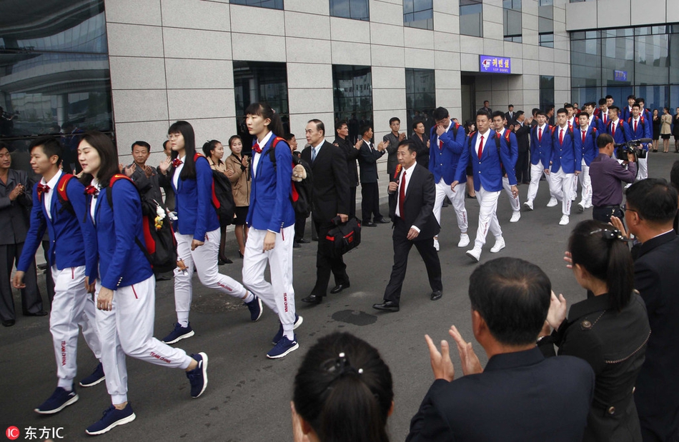当地时间2018年10月8日，朝鲜平壤，中国体育代表团抵达朝鲜访问。国家体育总局局长苟仲文率中国男女篮球队访问朝鲜，篮协主席姚明携将帅现身交流。