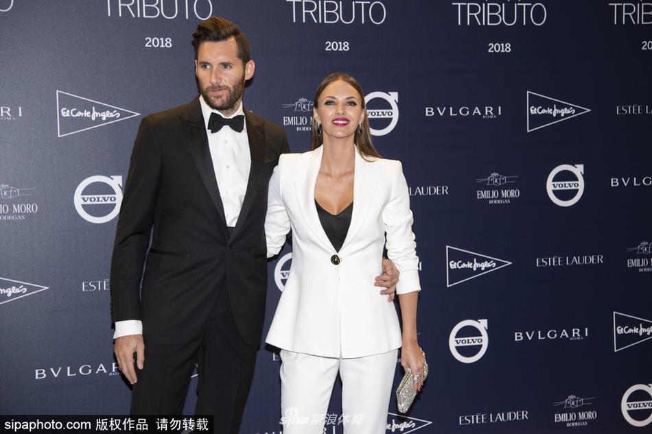 当地时间2018年10月9日，西班牙马德里，皇马篮球明星鲁迪·费尔南德斯和妻子海伦（Helen Lindes）一同出席晚宴。