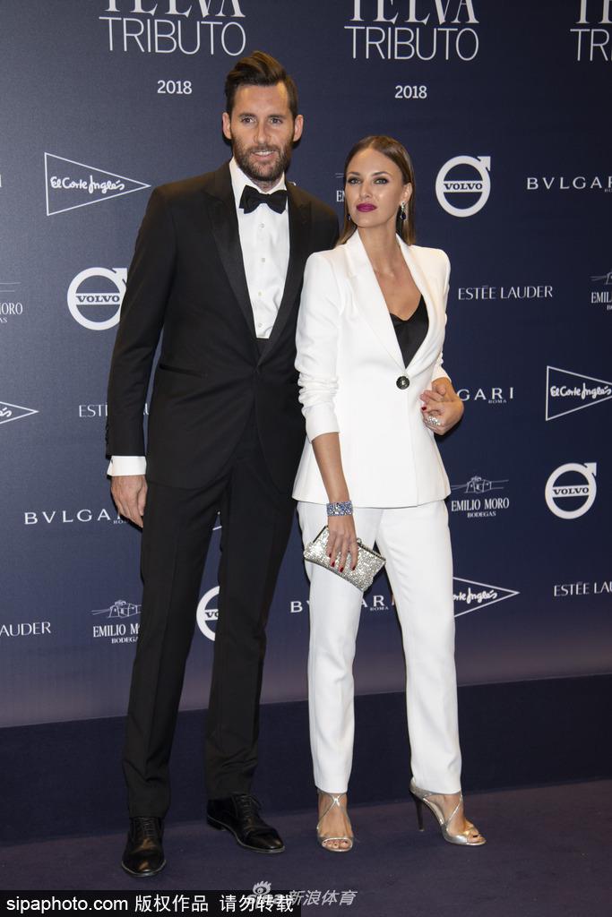 当地时间2018年10月9日，西班牙马德里，皇马篮球明星鲁迪·费尔南德斯和妻子海伦（Helen Lindes）一同出席晚宴。