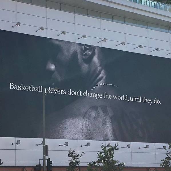 詹姆斯的巨幅海报——篮球运动员们无法改变世界，直到他们去行动。