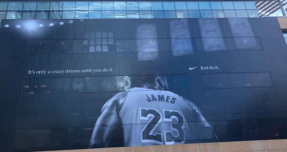 詹姆斯巨幅海报——詹姆斯的耐克广告：在你付诸实践之前，这只是一场疯狂的梦。