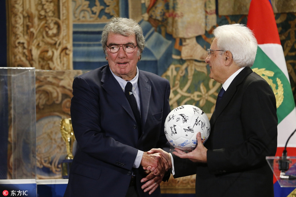意大利罗马，意大利足球协会成立120周年庆，布冯领衔众星出席并赠礼。