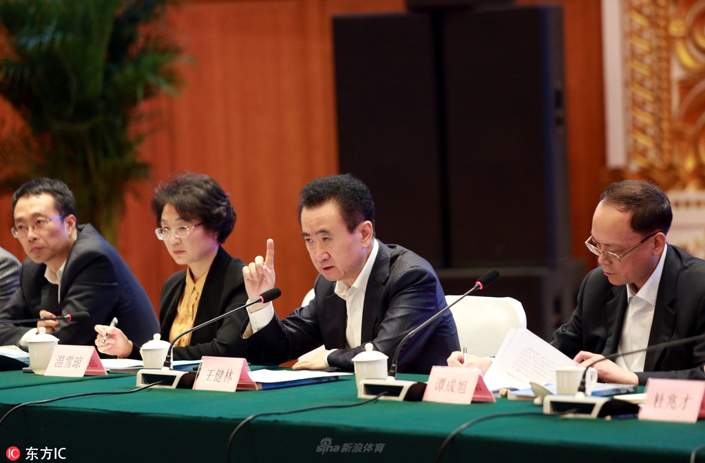 10月26日，中国足球协会党委书记杜兆才，市长谭成旭以及万达老总王健林出席大连市足球发展座谈会议。