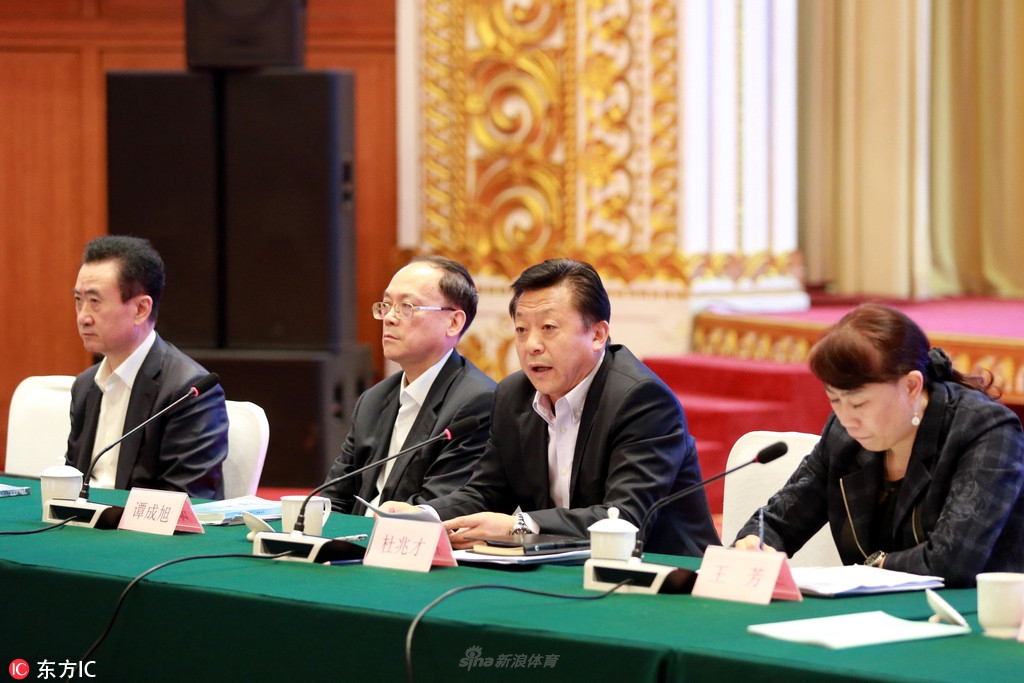 10月26日，中国足球协会党委书记杜兆才，市长谭成旭以及万达老总王健林出席大连市足球发展座谈会议。