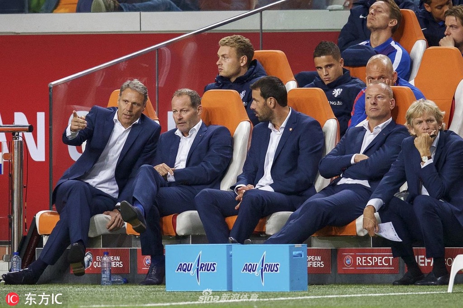 2008年6月，范巴斯滕带领荷兰国家队出征欧洲杯。6月9日至6月17日，范巴斯滕在欧洲杯小组赛阶段率领荷兰队分别以3比0、4比1、2比0的比分击败意大利队，法国队、罗马尼亚队，以小组头名的身份晋级淘汰赛。