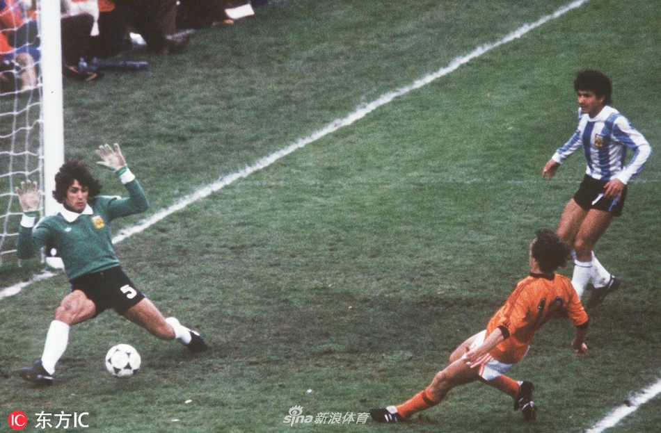 6月25日，荷兰队在决赛中对阵苏联队，范巴斯滕先是在比赛的第33分钟利用头球助攻队友路德·古利特打进一球，随后又在下半场的第54分钟接队友阿诺尔德·穆赫伦从左路传出的球后在禁区右侧凌空打进一粒零度角进球，最终帮助荷兰队2比0战胜对手夺得欧洲杯冠军