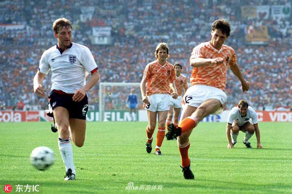 1985年11月，荷兰队在世界杯预选赛附加赛中失利，从而无缘1986年墨西哥世界杯正赛， [31]  范巴斯滕在整届世界杯预选赛中出场6次，打进1球