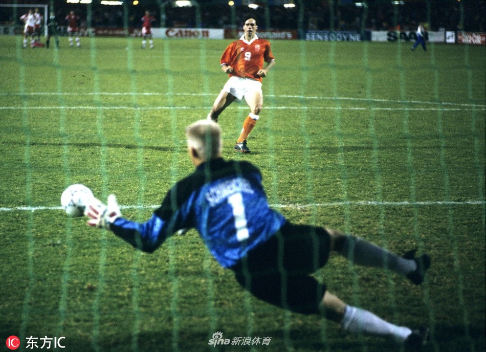 1989-90赛季，范巴斯滕代表AC米兰在各项赛事中出场40次，打进24球，其中在意甲联赛中打进19球，成为意甲联赛最佳射手92-93赛季，范巴斯滕代表AC米兰在各项赛事中出场27次，打进26球。帮助AC米兰卫冕了意甲联赛冠军1995年8月17日，31岁的范巴斯滕因脚踝伤势治愈无果而正式宣布退役