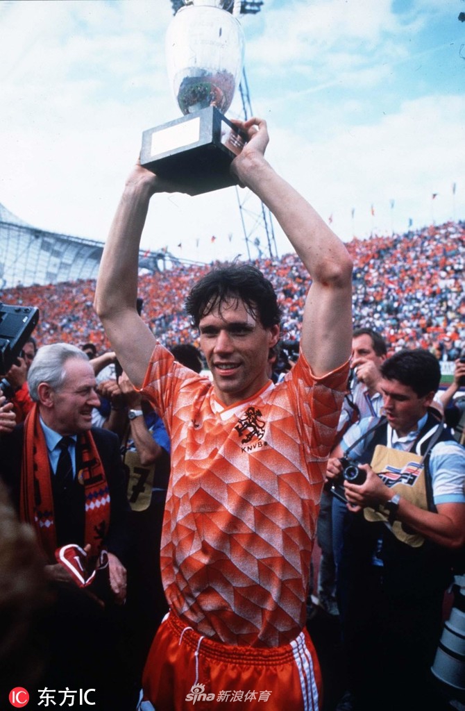 1990年6月，范巴斯滕跟随荷兰国家队出征在意大利举行的世界杯。6月12日，荷兰队在首场小组赛1比1战平埃及队，范巴斯滕在比赛中首发出场，完成了世界杯首秀。6月24日，荷兰队在八分之一决赛对阵联邦德国队，范巴斯滕在比赛的第89分钟助攻队友罗纳德·科曼打进一球