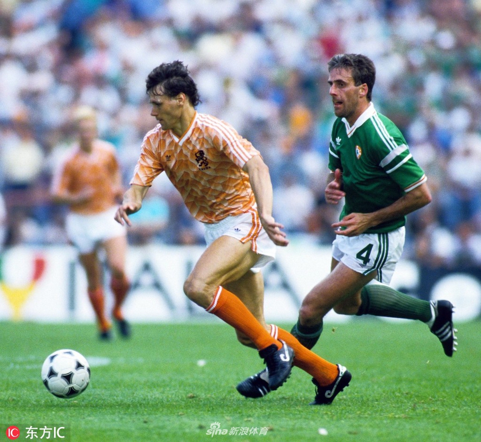 1983年9月，范巴斯滕首次入选荷兰国家队大名单。9月7日，荷兰队在欧洲杯预选赛中3比0战胜冰岛队，范巴斯滕首发出场，完成了国家队首秀。 [29]  9月21日，荷兰队在友谊赛中1比1战平比利时队，范巴斯滕在比赛的第64分钟打进了代表荷兰国家队参赛的首粒进球。