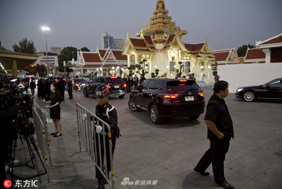 当地时间2018年11月3日，泰国曼谷，莱斯特城足球俱乐部老板维猜的葬礼在曼谷Wat Thepsirin寺庙举行，出席葬礼的除了维猜的亲朋好友，还有泰国副总理兼国防部长巴维-翁素万。维猜的葬礼仪式于3日开始，持续7天。
上月27日，维猜乘坐的私人直升机在莱斯特城俱乐部体育馆外坠毁，机上5人全部遇难。