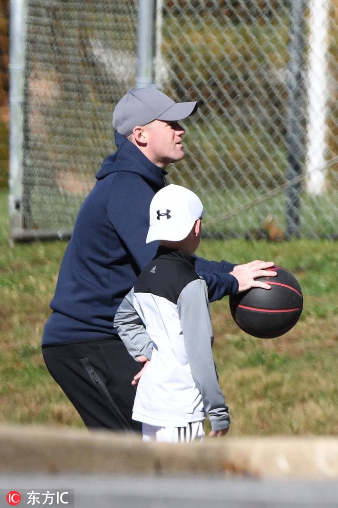 鲁尼与爱子公园玩耍，打篮球荡秋千父子时光真暖心。