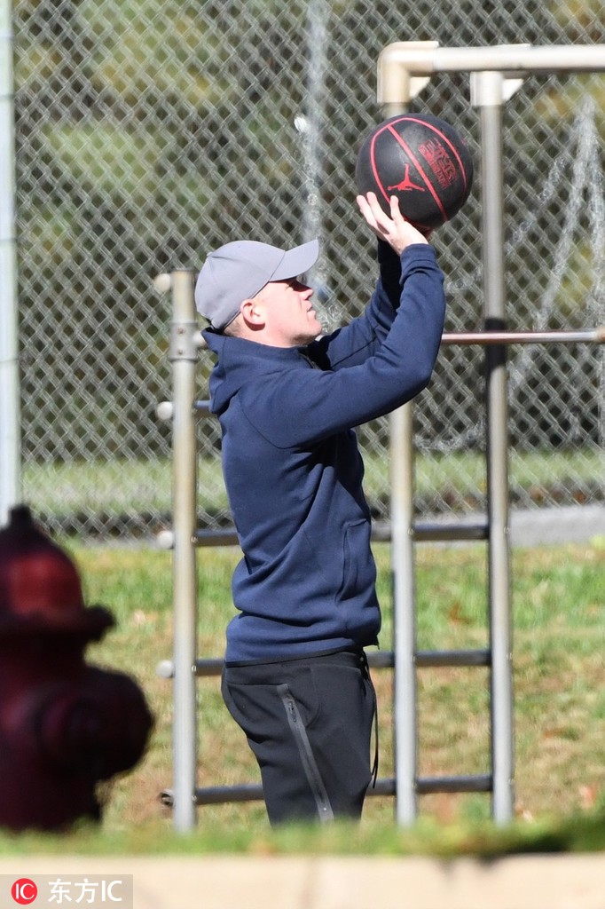 鲁尼与爱子公园玩耍，打篮球荡秋千父子时光真暖心。