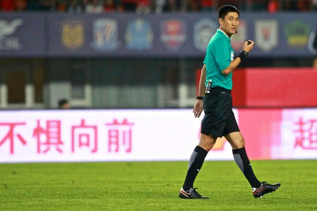 4名中国裁判确认亚洲杯执法 2名哨获主裁判身份_傅明