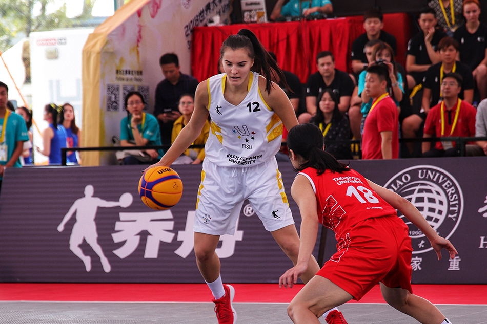 北京时间11月15日，2018世界大学生3V3篮球赛在厦门拉开战幕，这也是该项赛事连续第四年在厦门举行。本次赛事的主题 是“斗”，男子华侨大学、中国民航、大学女子清华大学和天津大学，将代表中国和其他28支球队“斗”到底。